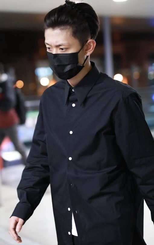 大佬势力登场!张一山梳大背头气场十足 不过眼圈红红的这是没睡