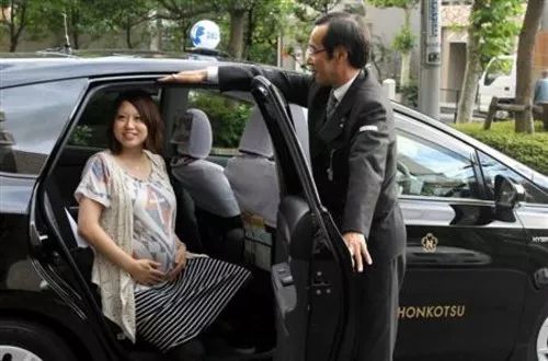 在日本出租车有钱人才坐得起为什么这么贵还有这些特色出租车孕妇出租