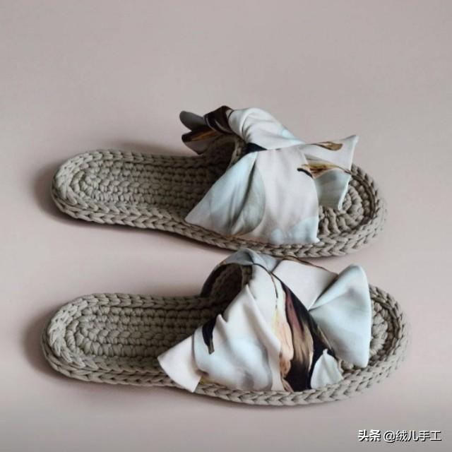 用布条线钩一双拖鞋,用丝巾简单的装饰下,效果变得时尚漂亮_鞋子