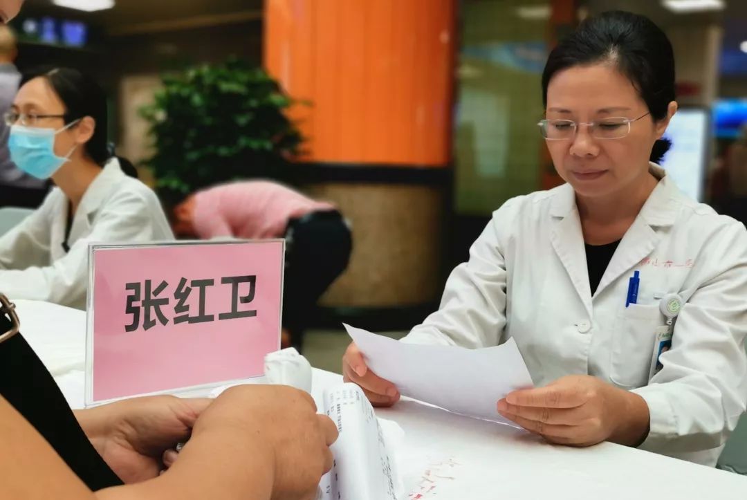 张红卫主任带领专家团队坐诊.