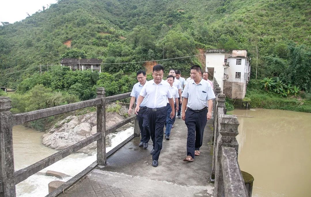 8月26日,罗定市委书记彭仲典到太平镇就防汛救灾,乡村振兴及太平桥