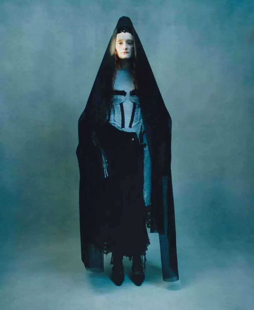 她为同性恋设计哥特式婚纱暗黑血腥又浮夸的宗教献祭风下一个鬼才加利