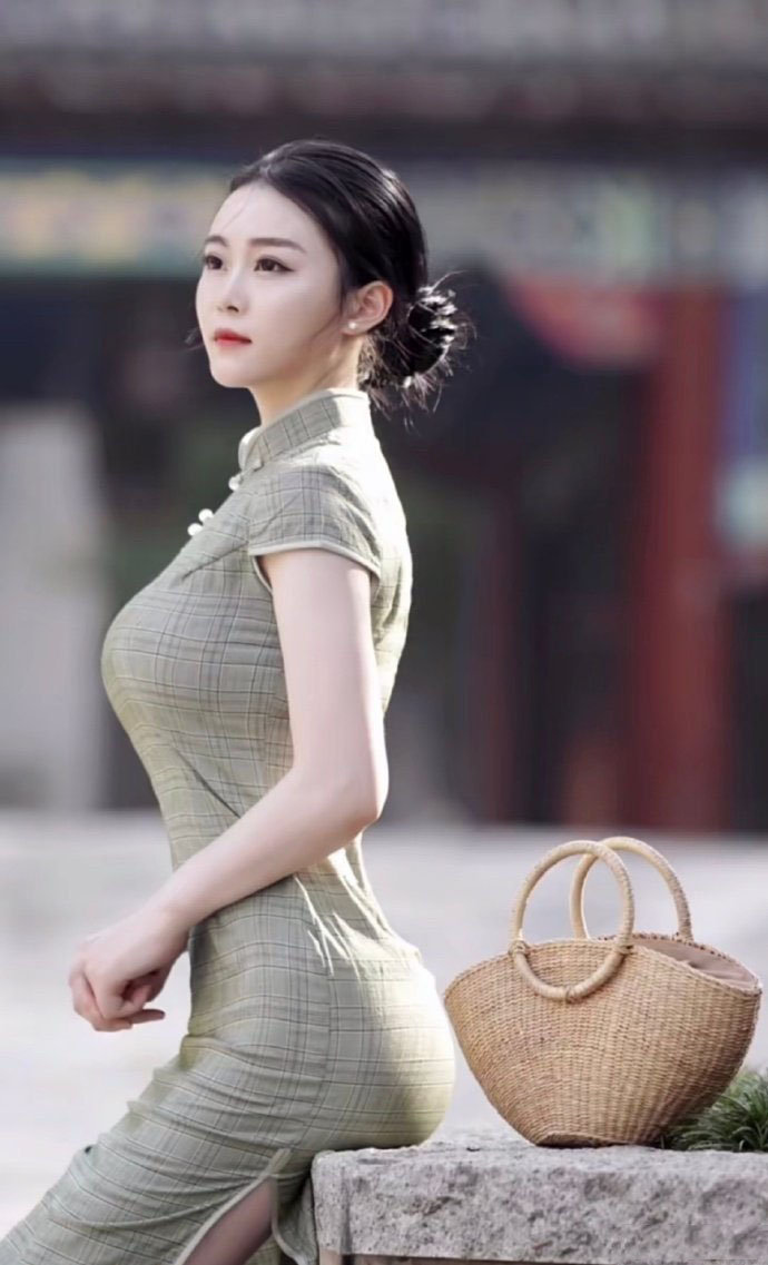 美女一身素雅的旗袍这颜值太美了