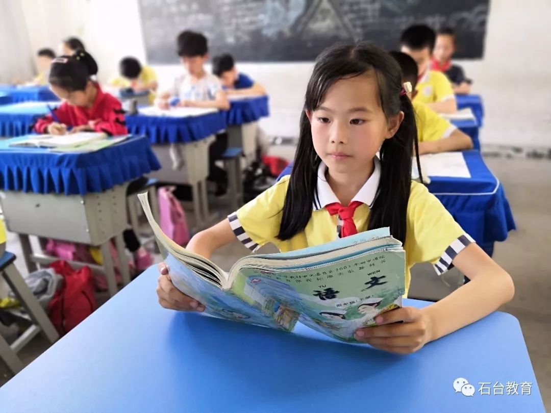 她乖巧,懂事,求学上进,团结同学,尊敬师长和老人,是老师眼中的好学生