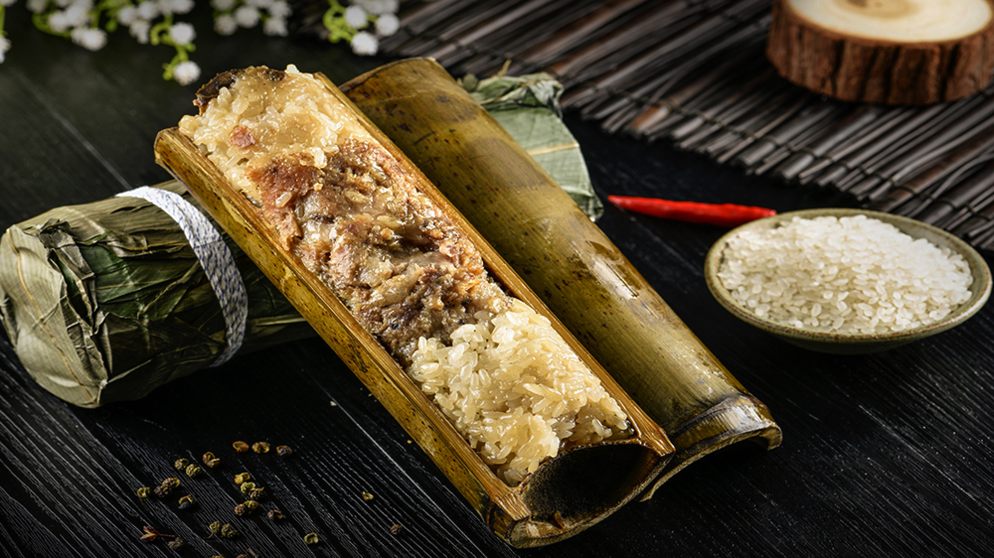也就是竹筒饭,大米泡制后放入竹子中密封后放在火中烤,竹子的清香透进