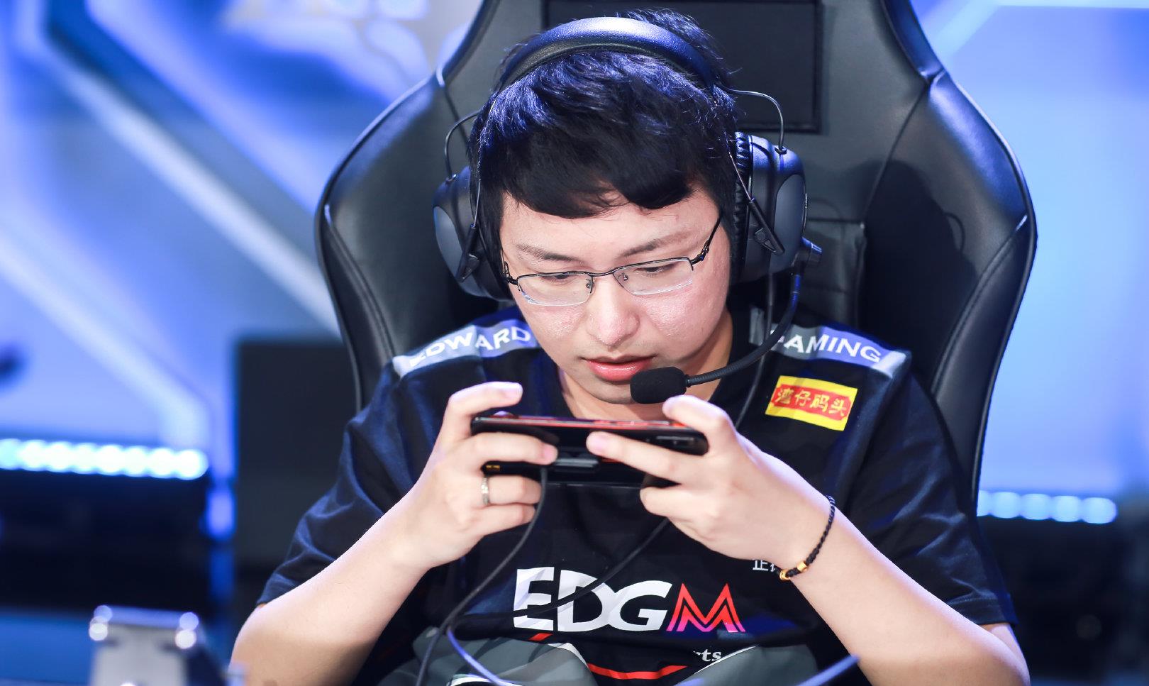 无痕变更个人简介舍弃edgm认证重拾as仙阁首届冠军边路称号