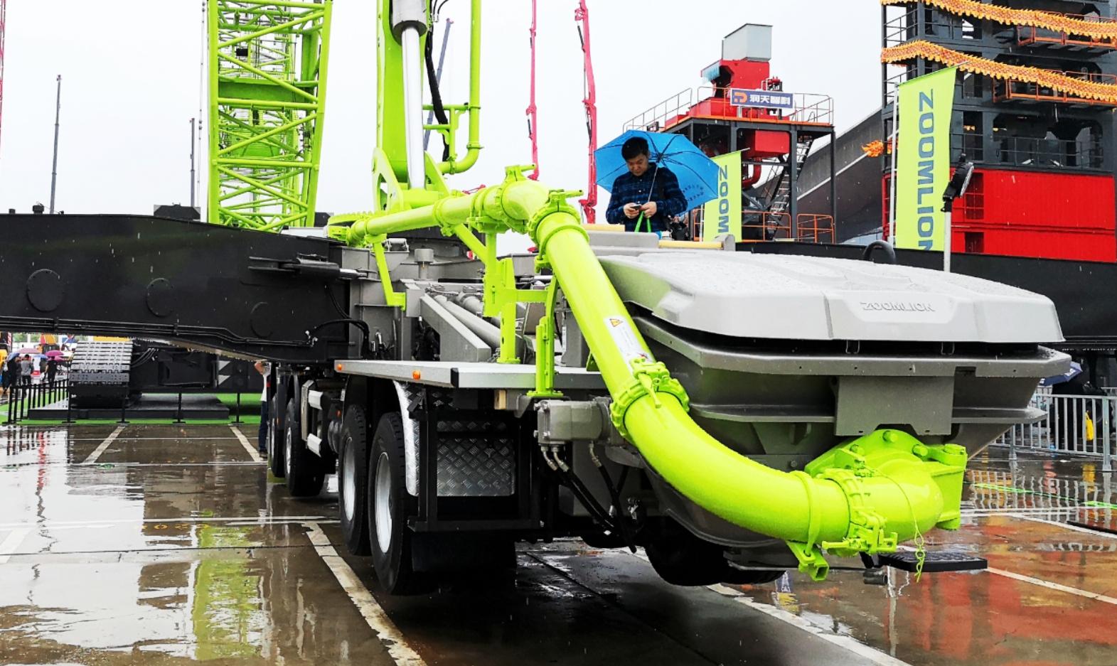 全球最长4桥63米泵车,有6节臂使用碳纤维材料,布料