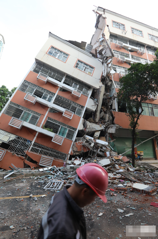 直击深圳楼房坍塌:现场狼藉不堪 居民收拾行李