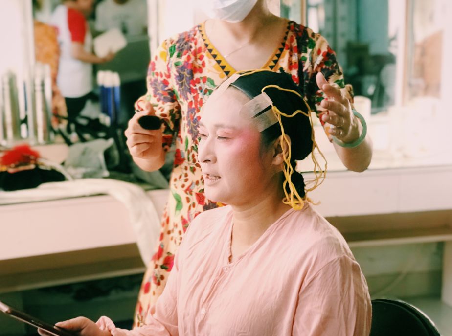 聚星阁高甲戏剧团由女儿萧君凤掌班虽然漫漫戏曲路但李玉珠依旧相信