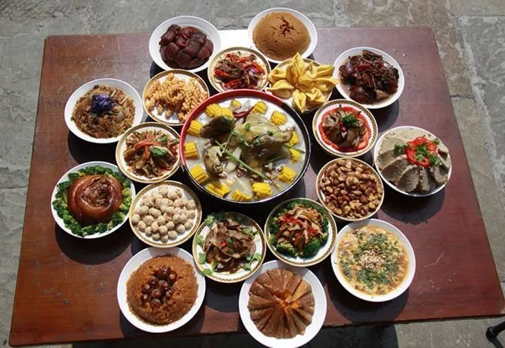 顺山而下仰望剑门关楼的雄伟,晚餐吃上一顿剑门特色豆腐宴,夜宿