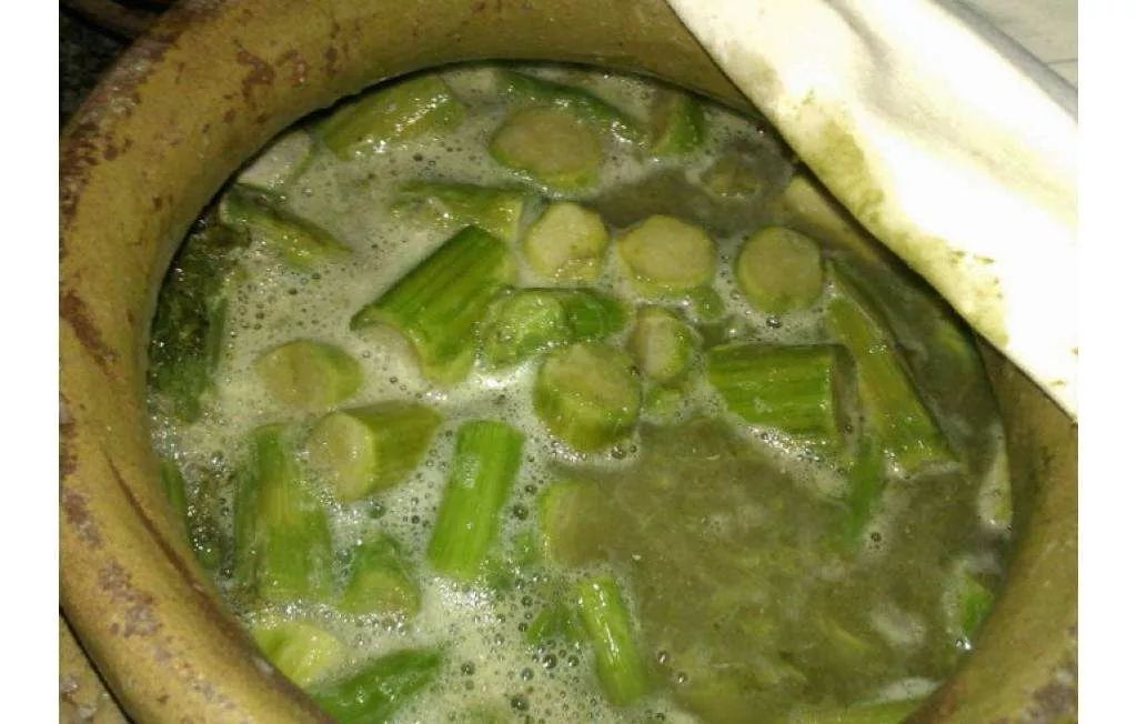 朋友圈就有亲戚在腌制霉苋菜梗