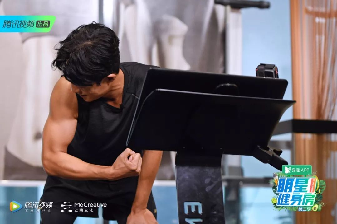 现在的杜淳已是一身肌肉护体,雅痞帅大叔路线,成熟男人的魅力!