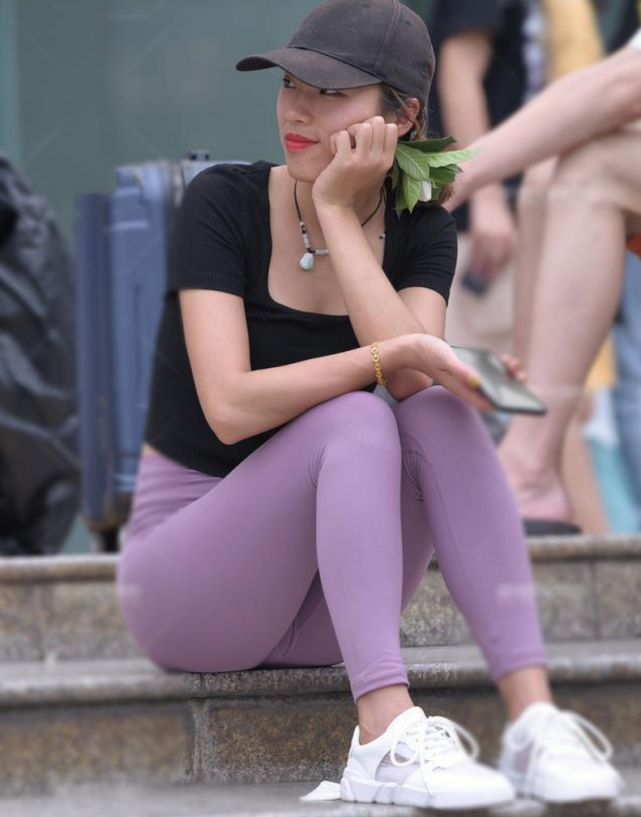 街拍美女:小姐姐针织紧身短袖配紫色休闲裤,时尚中的新意