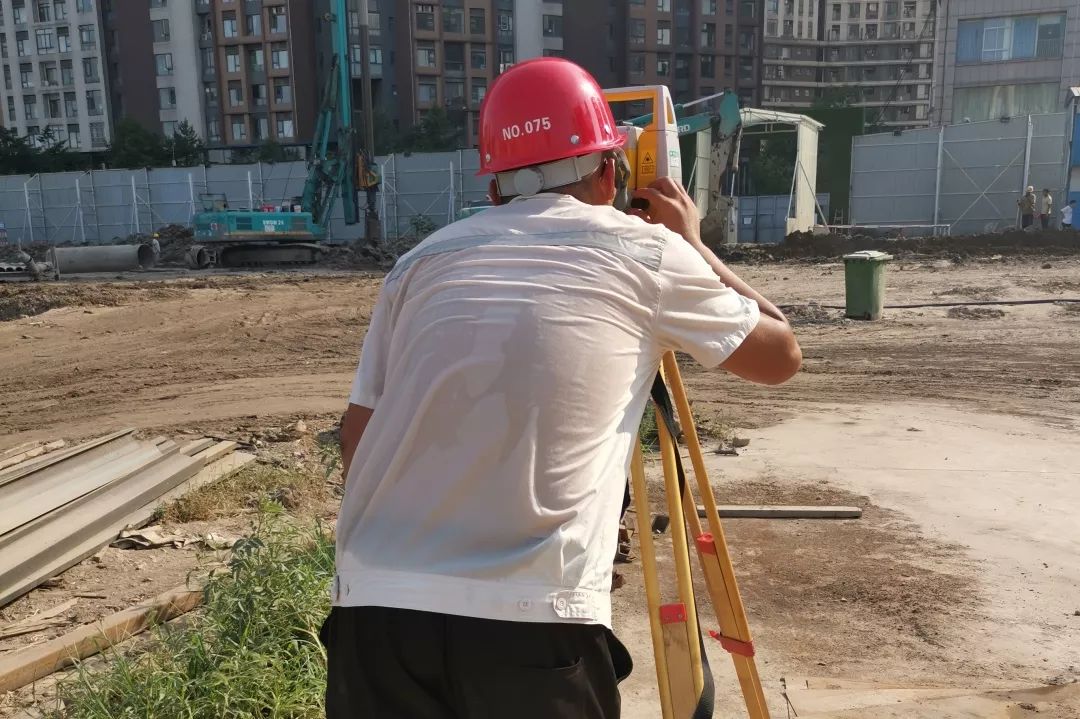 令人敬佩工程人的背影每一个管网清理工的背影…………是一份责任和担