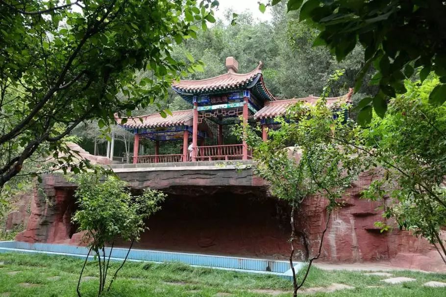 公园面积很大,长宽大约都有几千米,园内还有纪晓岚,左宗棠等历史名人