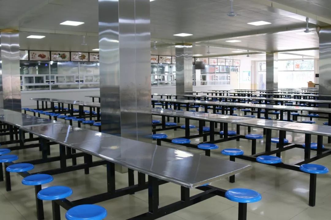二层建筑的学校食堂焕然一新.