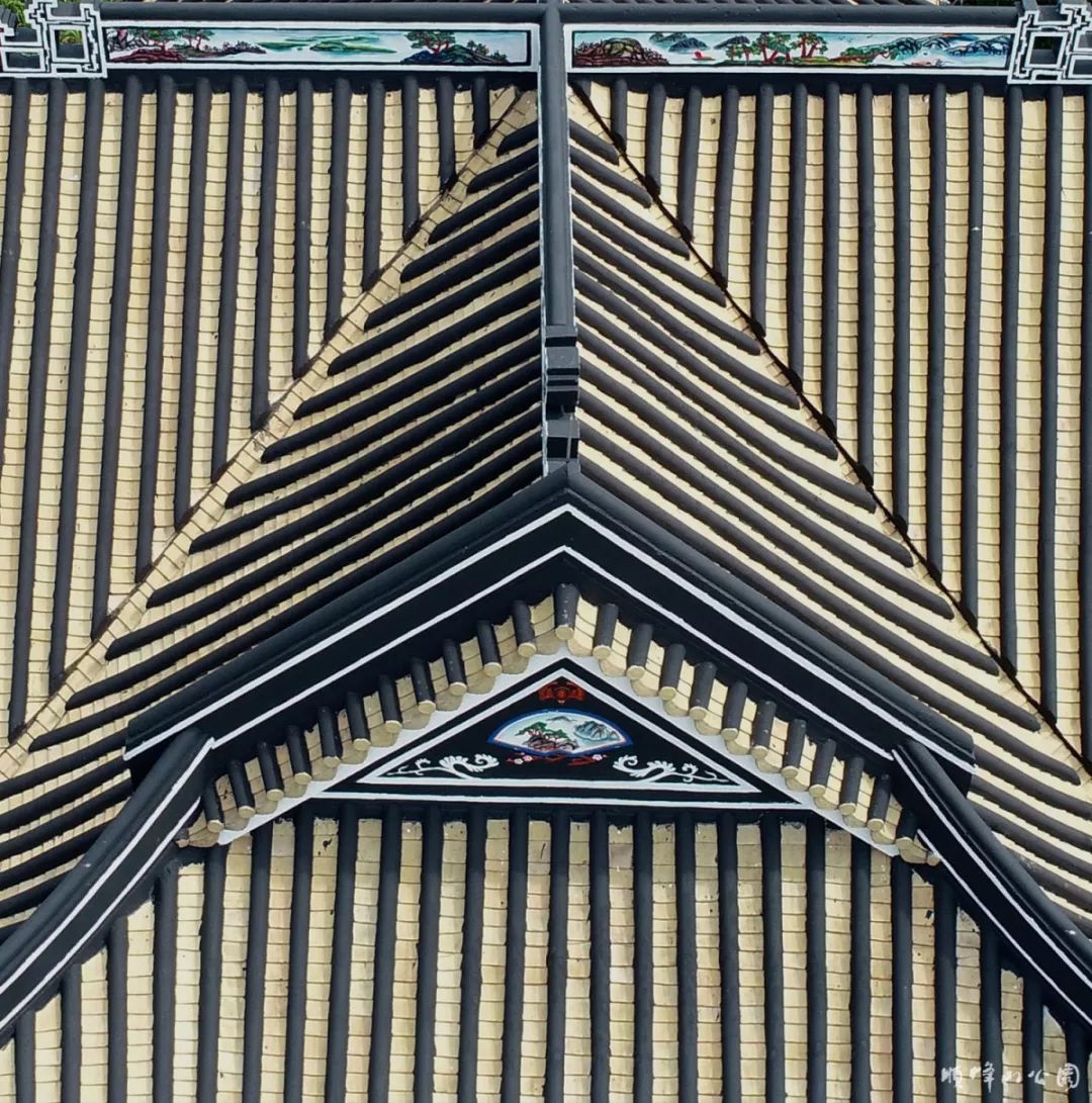 它的屋顶也是大有来头的,主楼顶由歇山式十字脊顶 攒尖顶组合而成,是