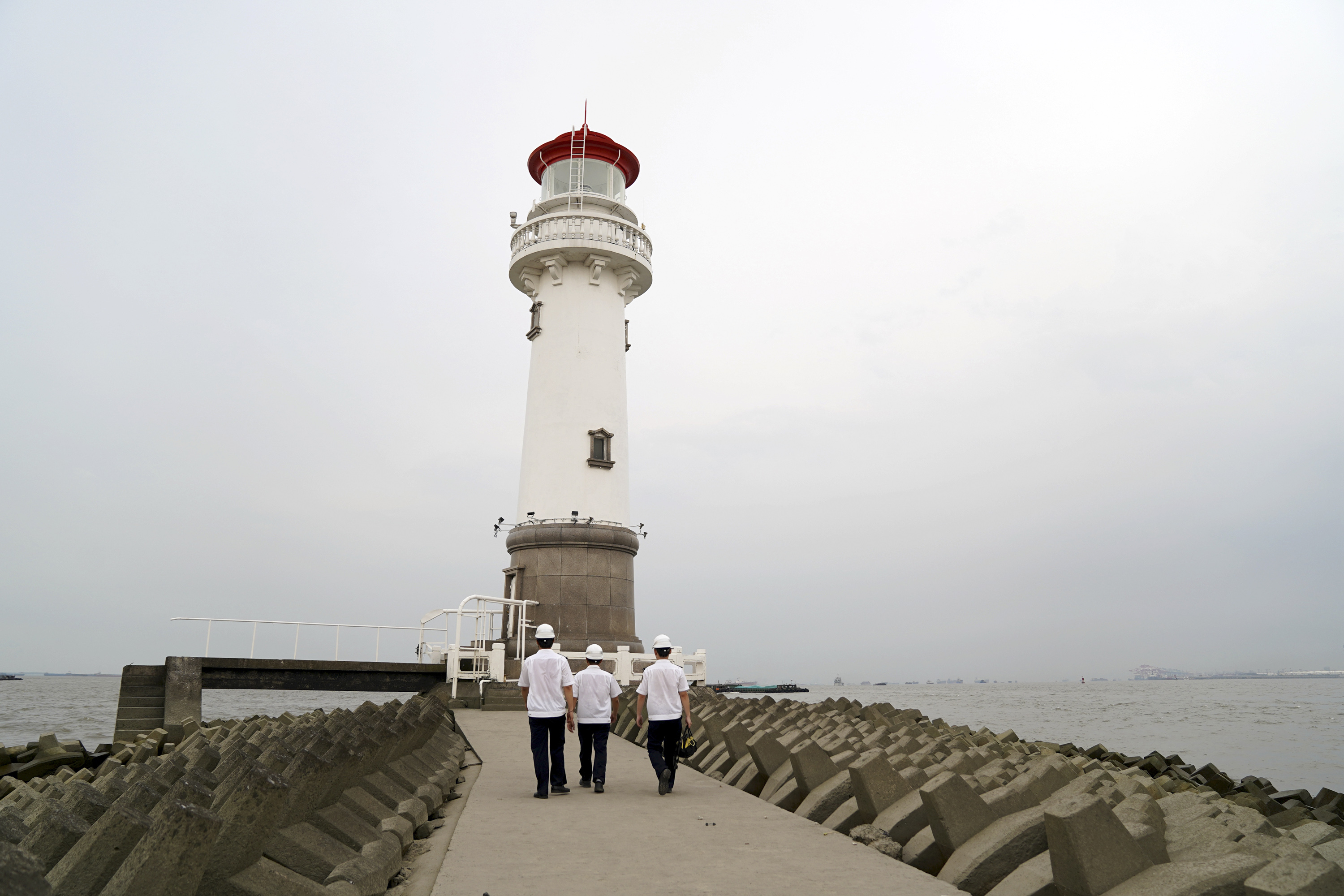 8月27日,东海航海保障中心上海航标处的航标工前往吴淞口灯塔进行巡检