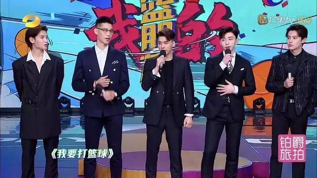 邓伦同框李易峰,为啥高4cm还输了?西装暴露真实头肩比,太吃亏