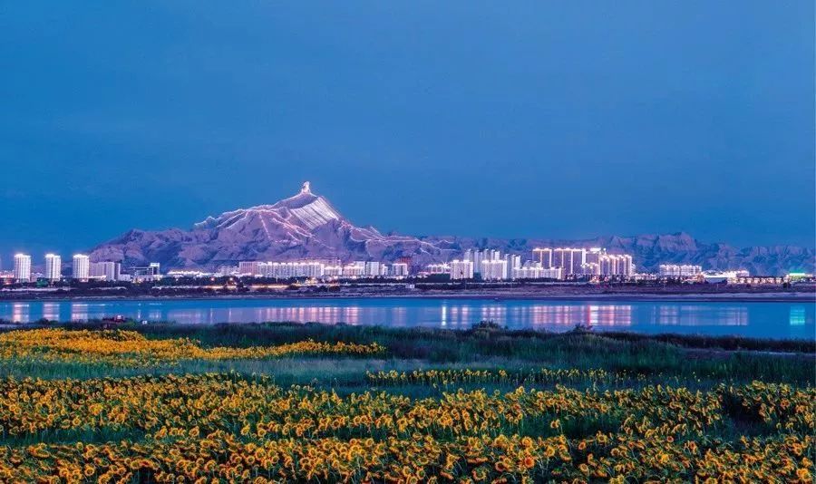 夜幕下的乌海黄河海勃湾水利枢纽太阳神岩画城市美化云端的眺望温柔的