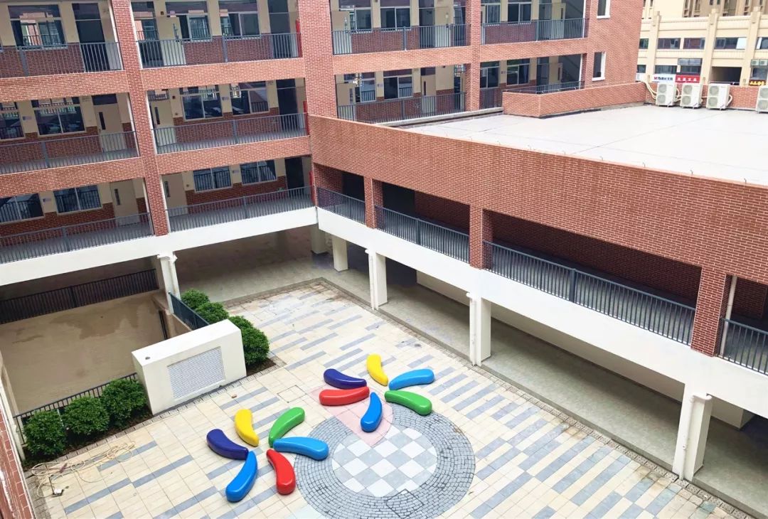 提供学位超2000个露天中空设计灯湖三小颜值超高附交通管制