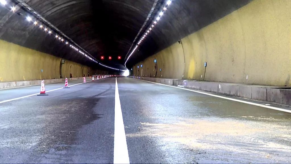 我县大广高速花村岭隧道发生了两车追尾真相是