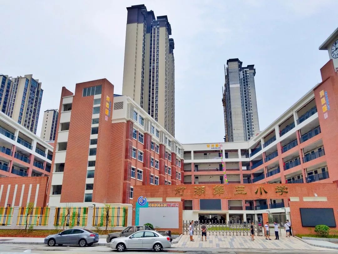 (灯湖三小实景图)约11-25㎡临街金铺5米层高,多种业态灵活.