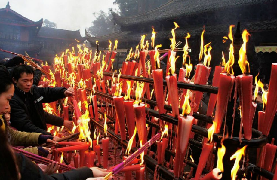 寺庙高僧解答:为何我们上香时只能3根,6根,9根,却禁止13根?_烧香拜佛