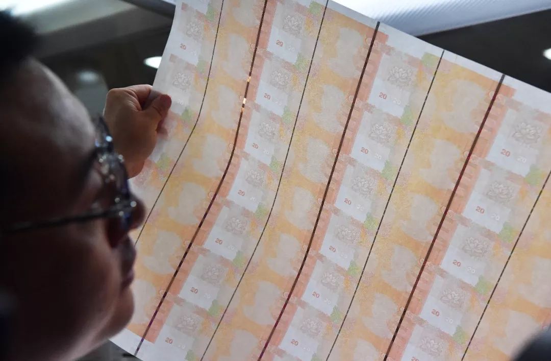 探访印钞厂:白纸如何变身钞票,印钞工作是怎样的体验?