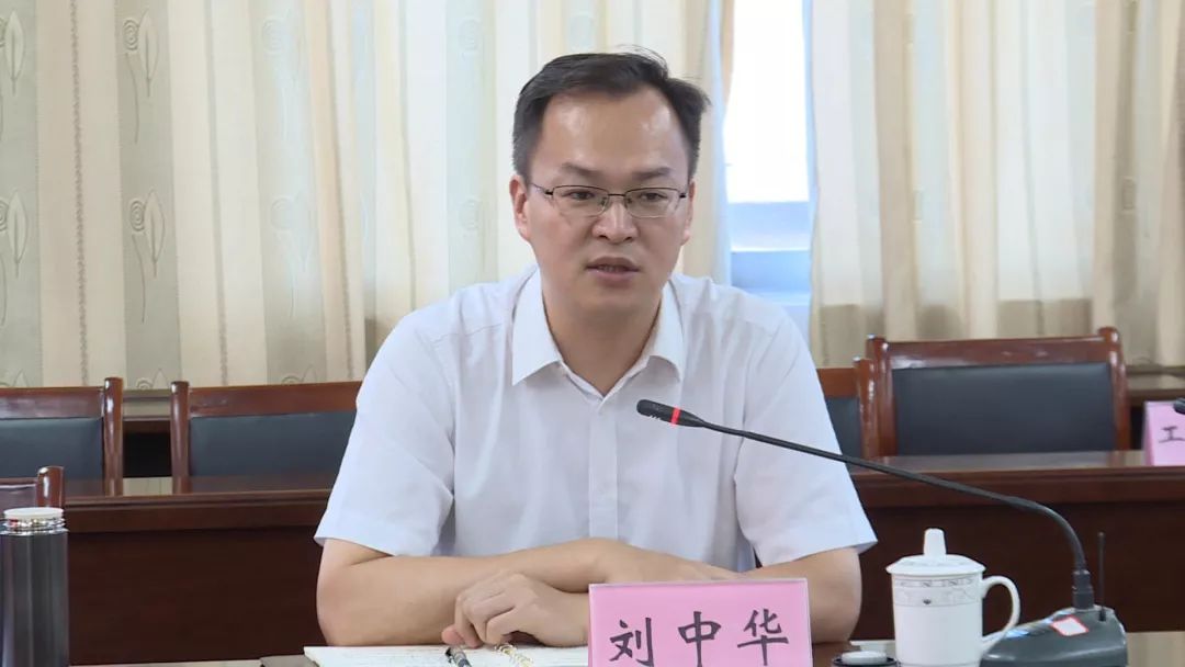 争当排头兵刘中华为巨屿镇三助三红开方