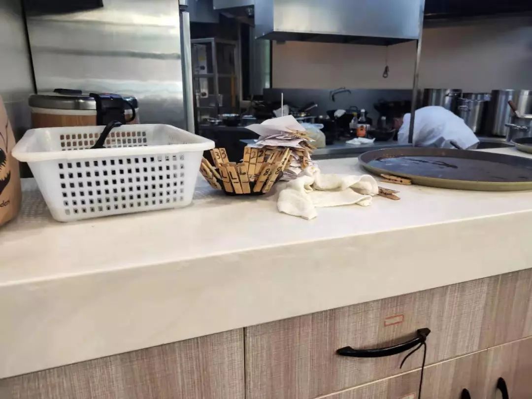 若是看到档口没人,按一下取餐口的铃,师傅就会出现了.