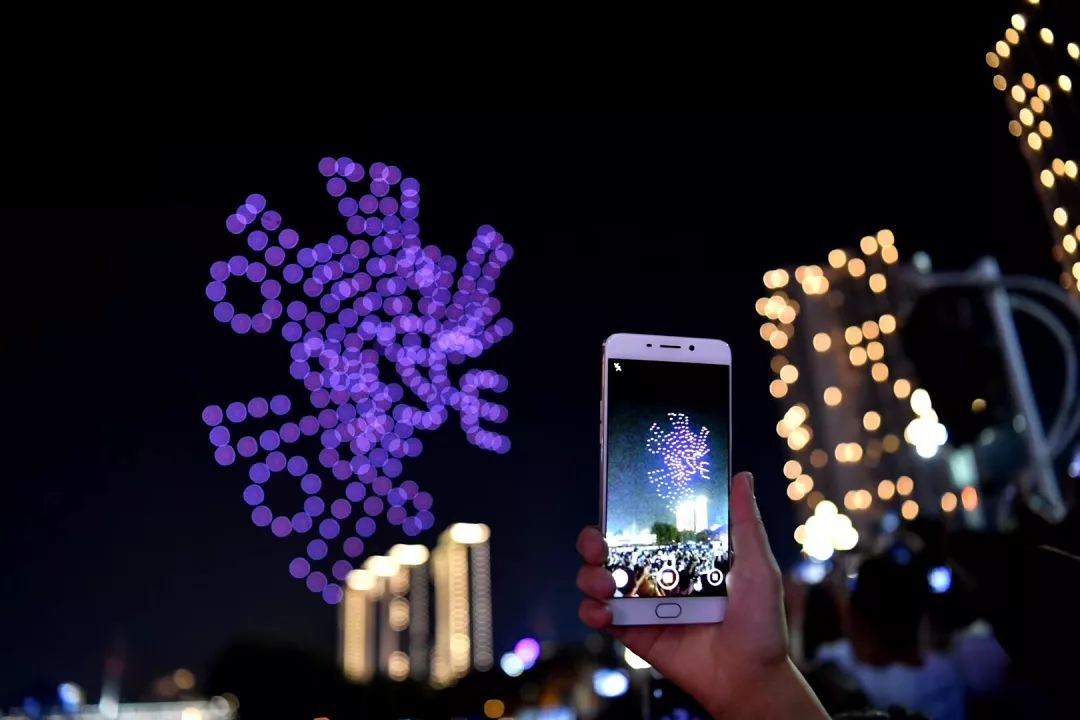 智博会上天了无人机群点亮南滨路今明两晚精彩继续