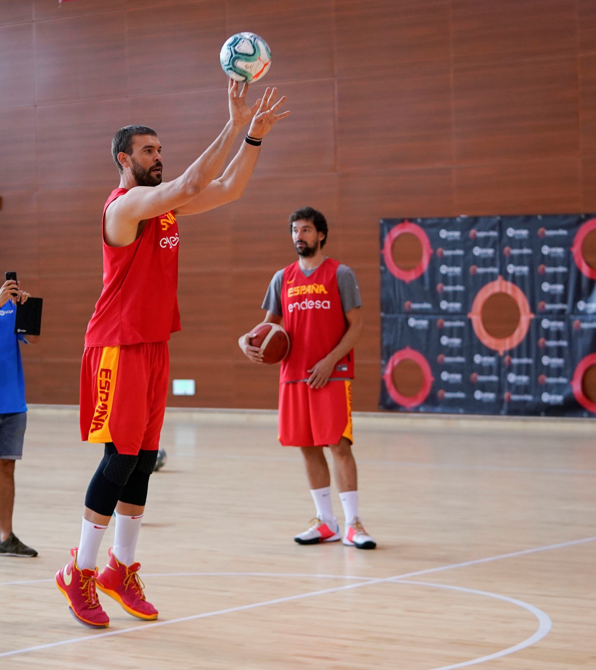 nba总冠军得主西班牙国手马克·加索尔受到了中国球迷们的极大热情