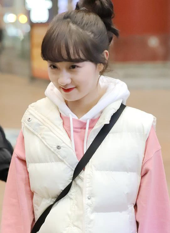 101李子璇马尾辫粉衣甜度爆表 花式比心"萌即是正义"