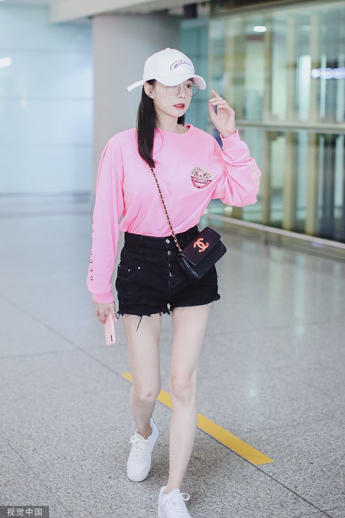 沈梦辰粉t配短裤秀白嫩漫画腿戴棒球帽清新甜美可爱满分