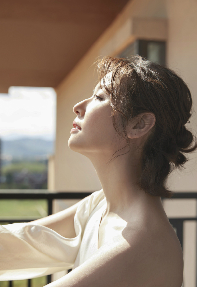 原创43岁林心如又换新造型干练短发搭白色连衣裤光看这眼就醉了