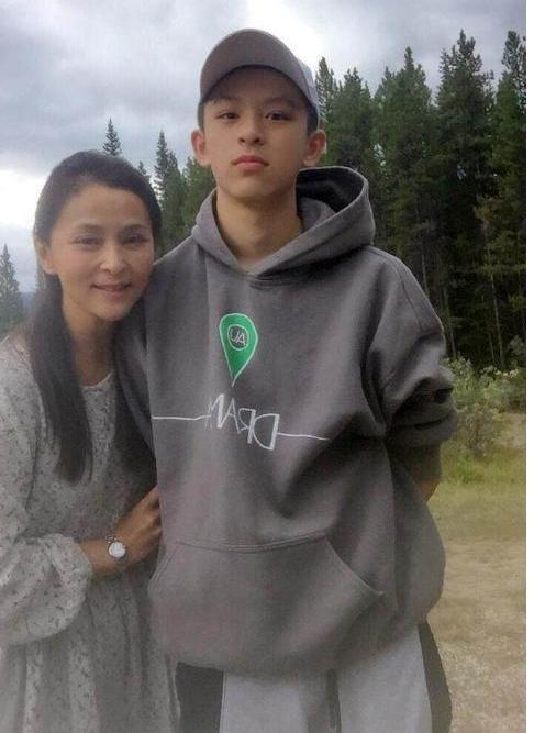 如果柯蓝真的是怀孕了,相信将来也会公布于众吧,如果是真的,那就先送