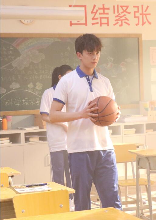 严肃讨论一下帅哥打篮球的问题_吴亦凡