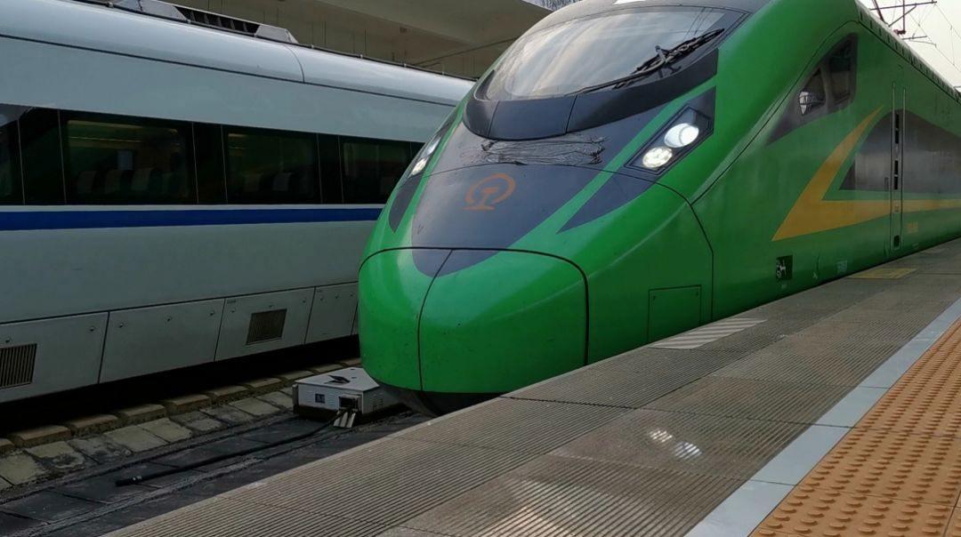 今天重庆至广安南站首次试运营动车组