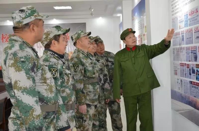 射阳县委常委,人武部政委张文斌(中)在姚焕平劳模创新工作室调研"国防