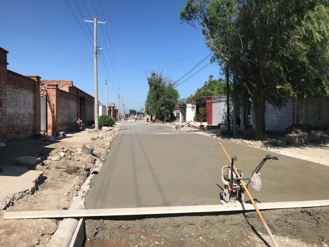 各位代表来到小何庄村,现场察看了街道翻修工程整体情况,并认真听取了