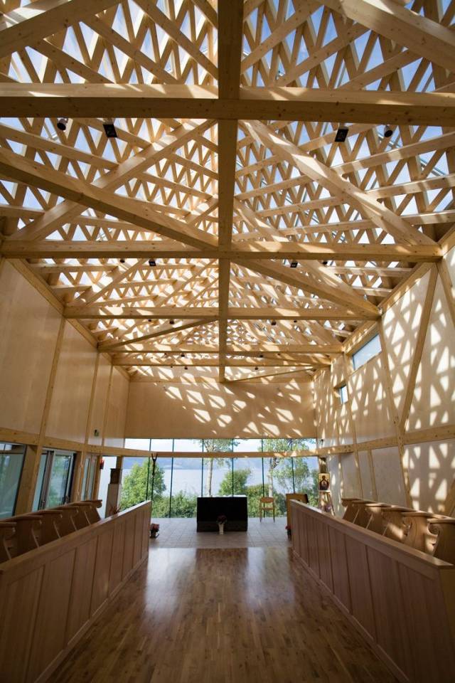 木头建筑质地柔软,自然,朴素,亲切,友好,相比石头建筑的坚硬,沉重