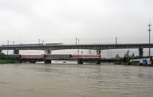 (低的是原锡澄运河151号铁路桥高的是沪宁城际高铁线跨锡澄运河桥)