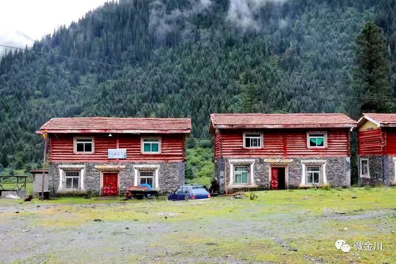 位于毛日乡政府对面,为独立的建筑群.