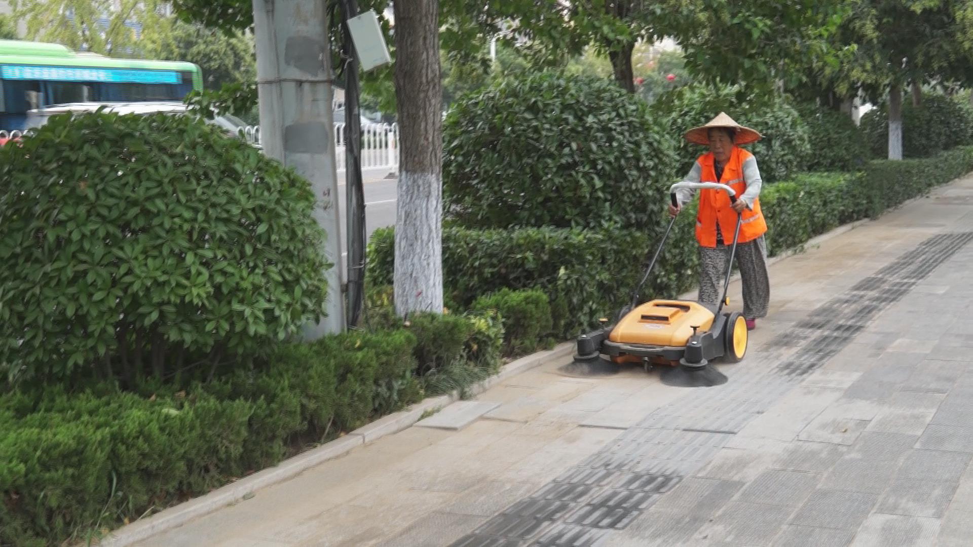 县行政执法局手推扫地机上岗02为环卫工人减负