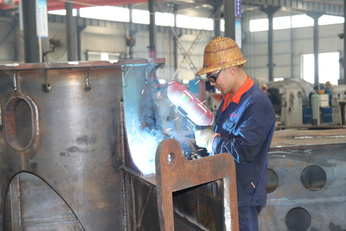 关键部位采用设计减压孔布置,使罐体和叶片的寿命延长混凝土搅拌车