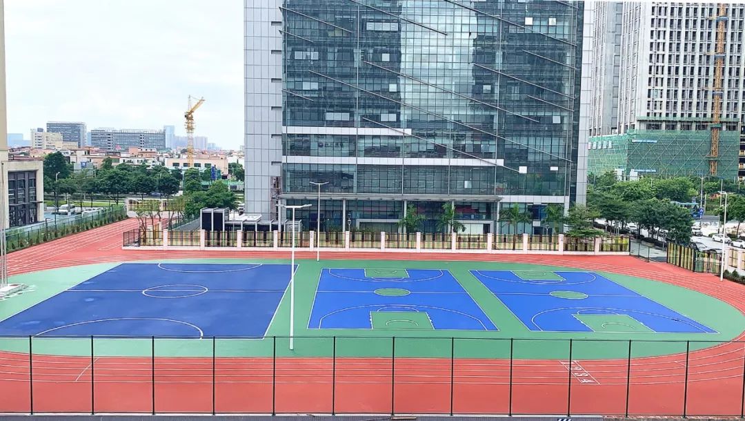 提供学位超2000个露天中空设计灯湖三小颜值超高附交通管制