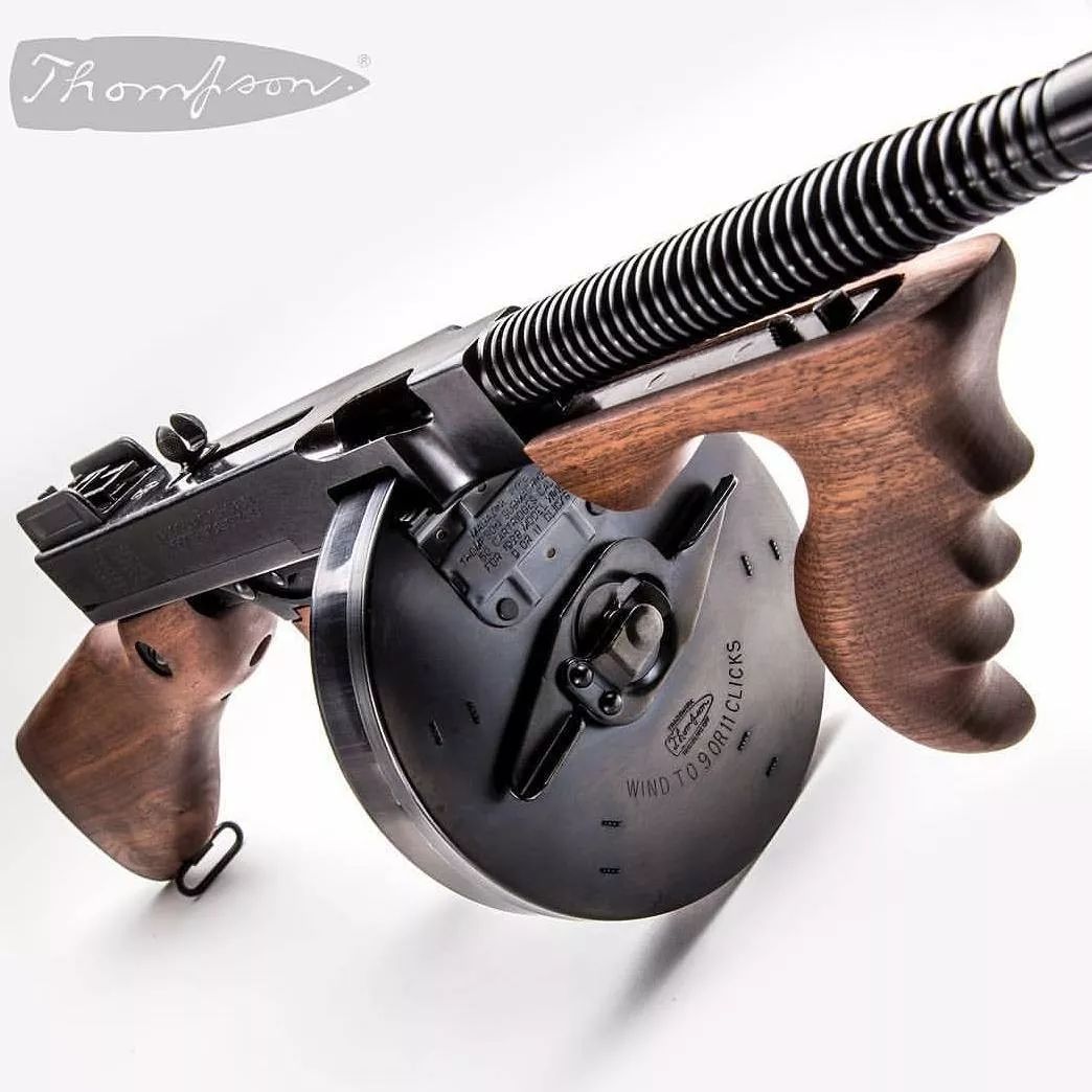 汤普森冲锋枪二战战场和上古黑帮片里的扫敌利器