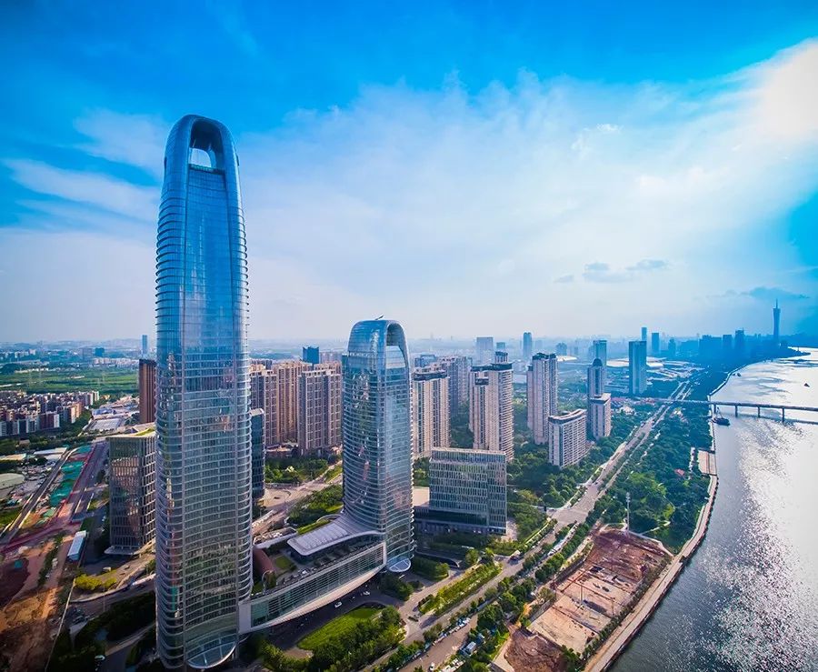 位于广州中心区东南部的琶洲,是河海交汇的出入口,也是与保利发展有着