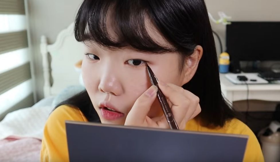 虽然秀贤的教学视频和其他专职的美妆youtuber比起来要少很多,但是总